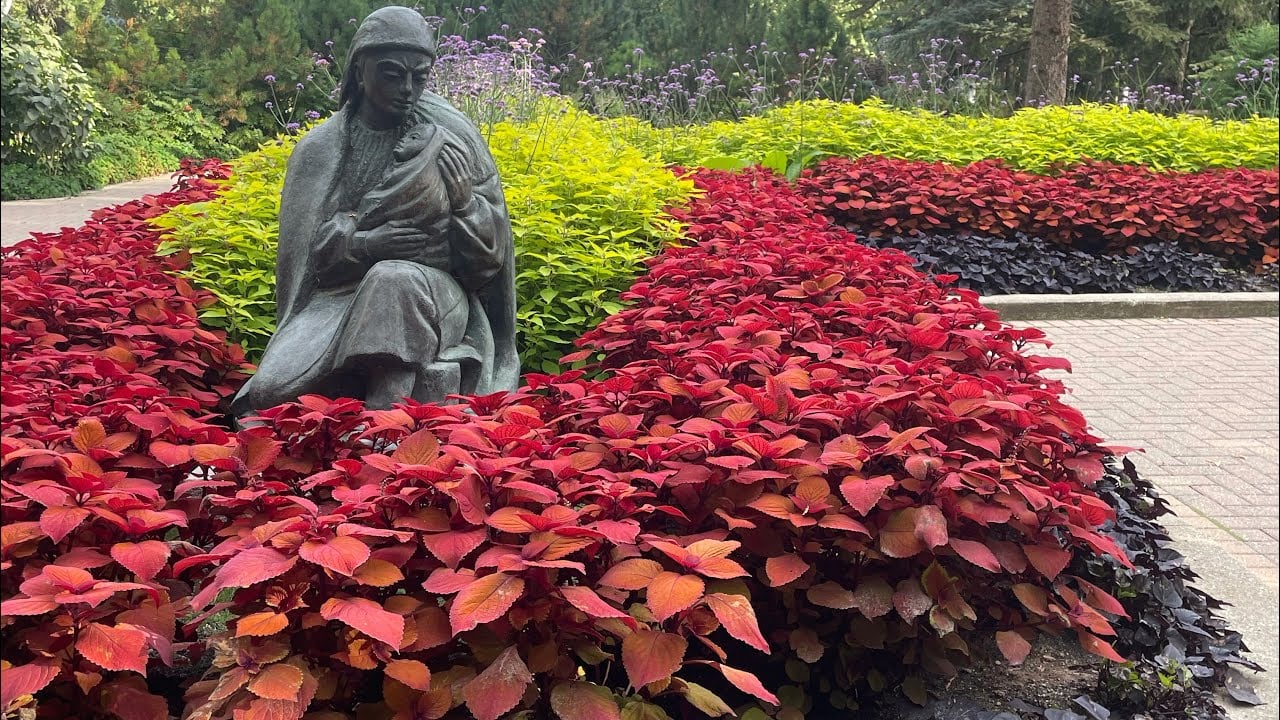 Draw me like one of your French girls 🧚‍♂️ Leo Mol Bronze Sculpture Garden  #artshorts #sculpture